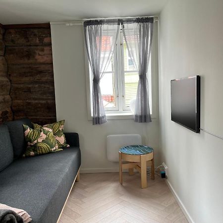 Entire Renovated Apartment From 1780 With Kitchen, Bath, Bedroom, And Living Room In Skuteviken Bergen Zewnętrze zdjęcie
