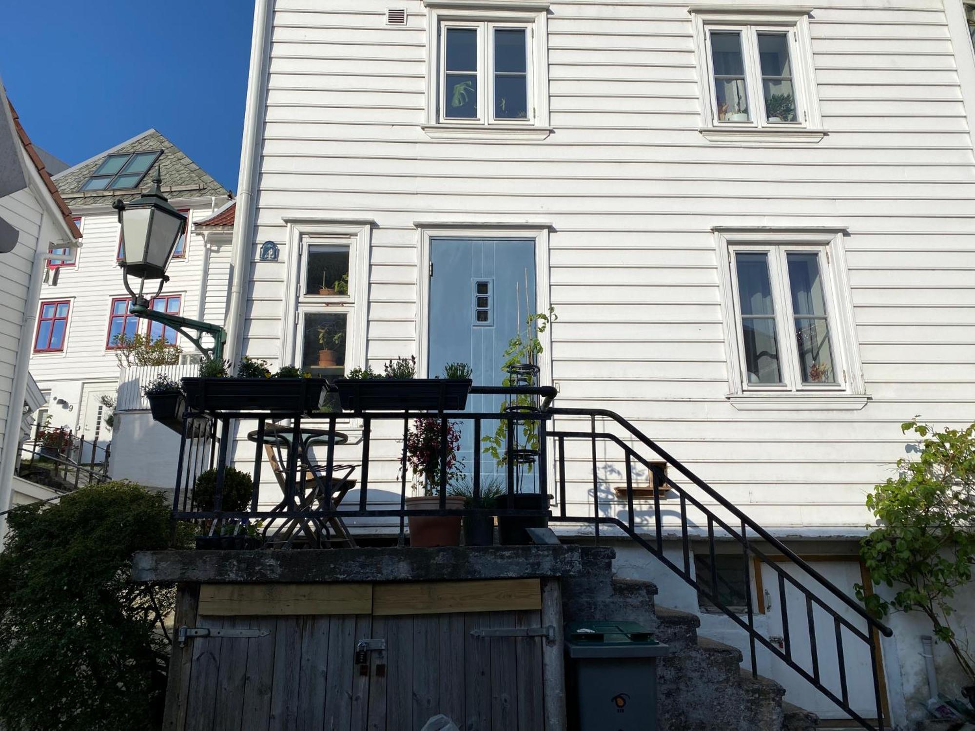 Entire Renovated Apartment From 1780 With Kitchen, Bath, Bedroom, And Living Room In Skuteviken Bergen Zewnętrze zdjęcie